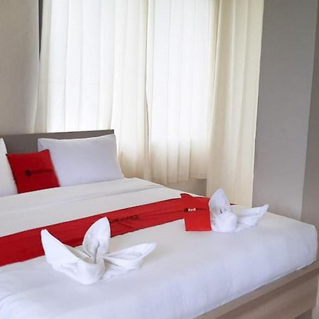 Reddoorz Plus @ Bitung City Center Екстериор снимка