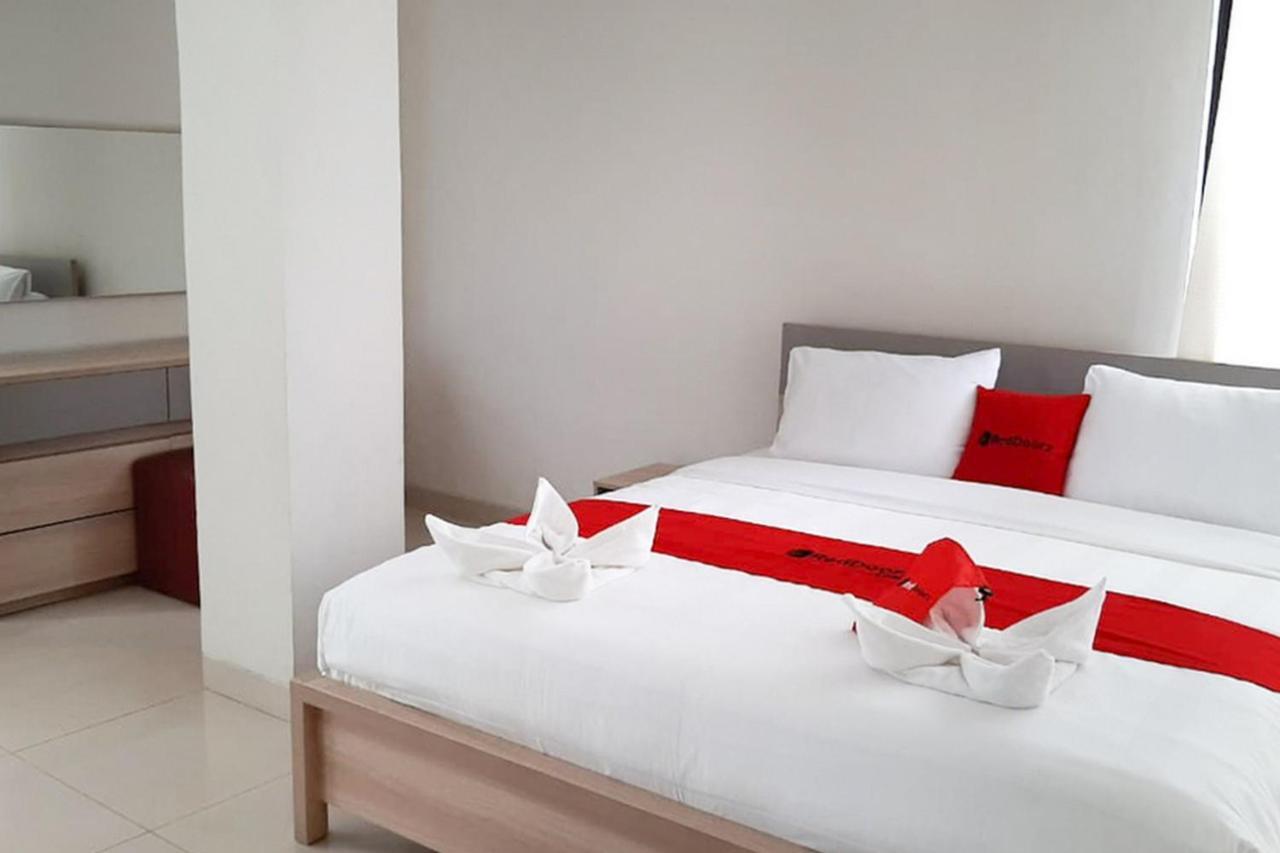 Reddoorz Plus @ Bitung City Center Екстериор снимка